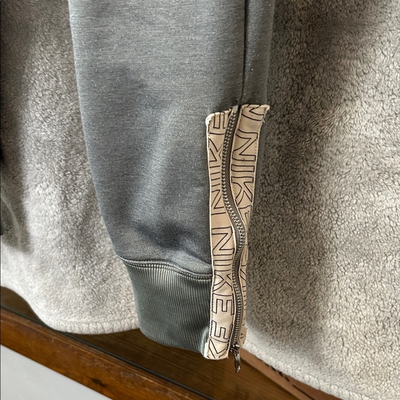 Nike Women’s Heather Gray Sweatshirt and Joggers Set - Picture 5 of 16